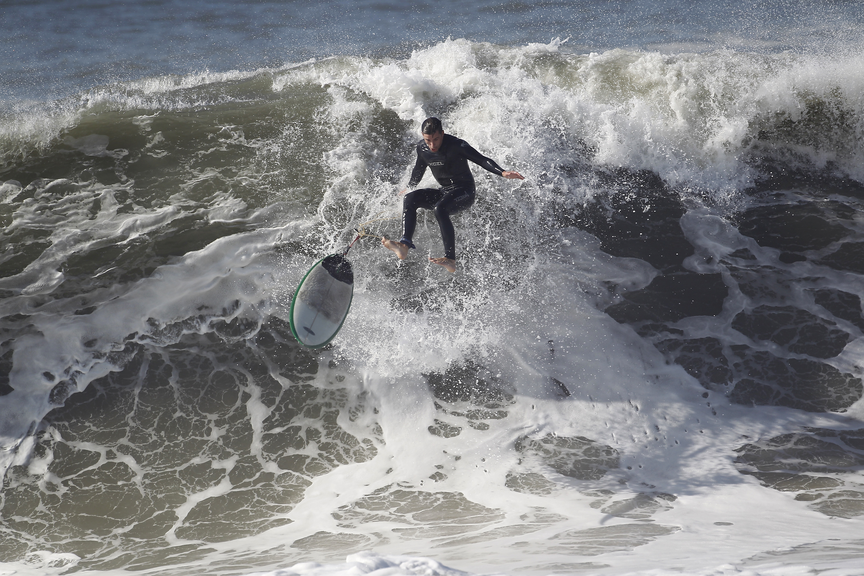 Rare surf scene in Long Beach during tropical storm swell – Press Telegram