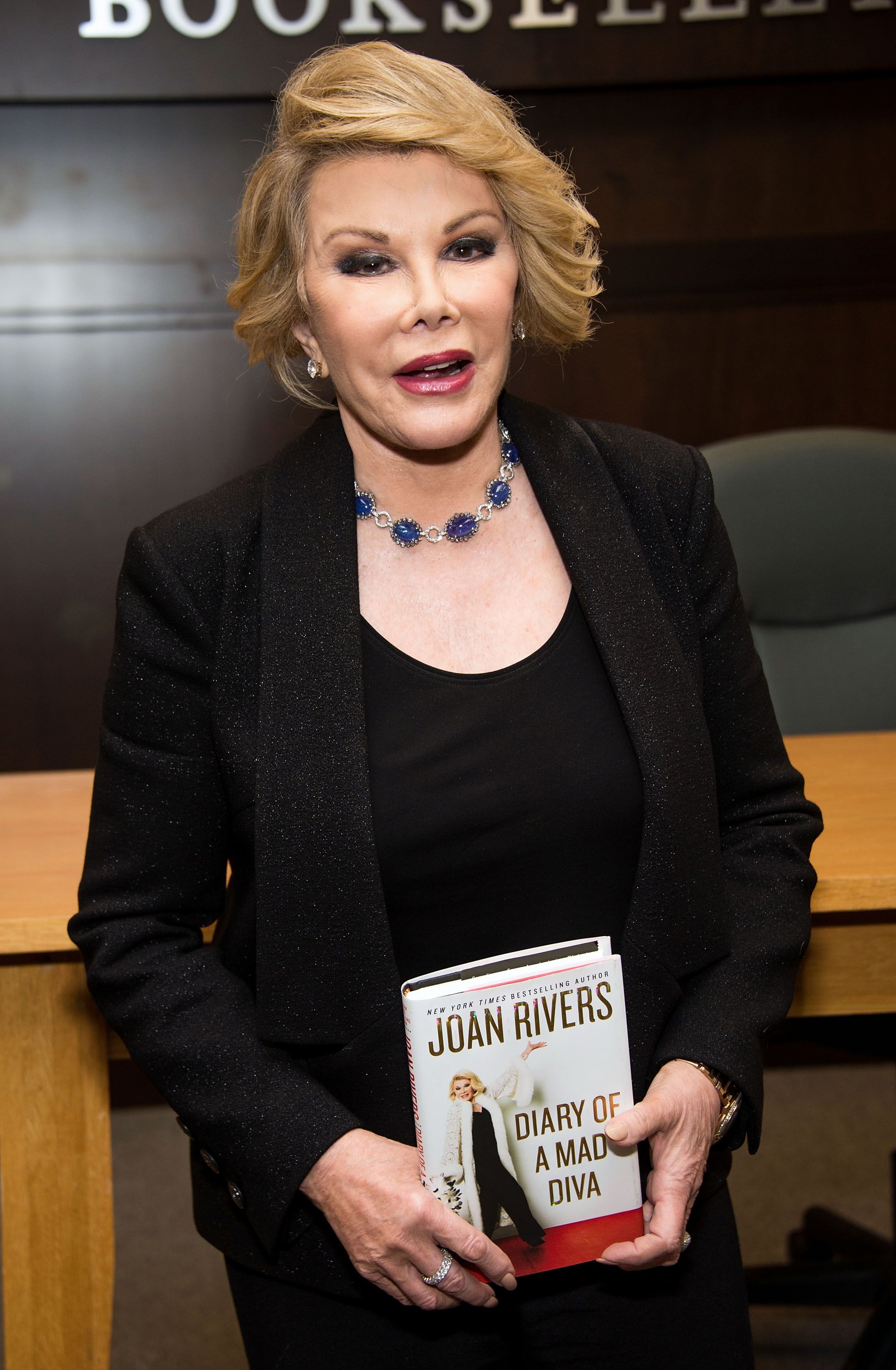 Reports Joan Rivers Stops Breathing At Clinic Rushed To Hospital 