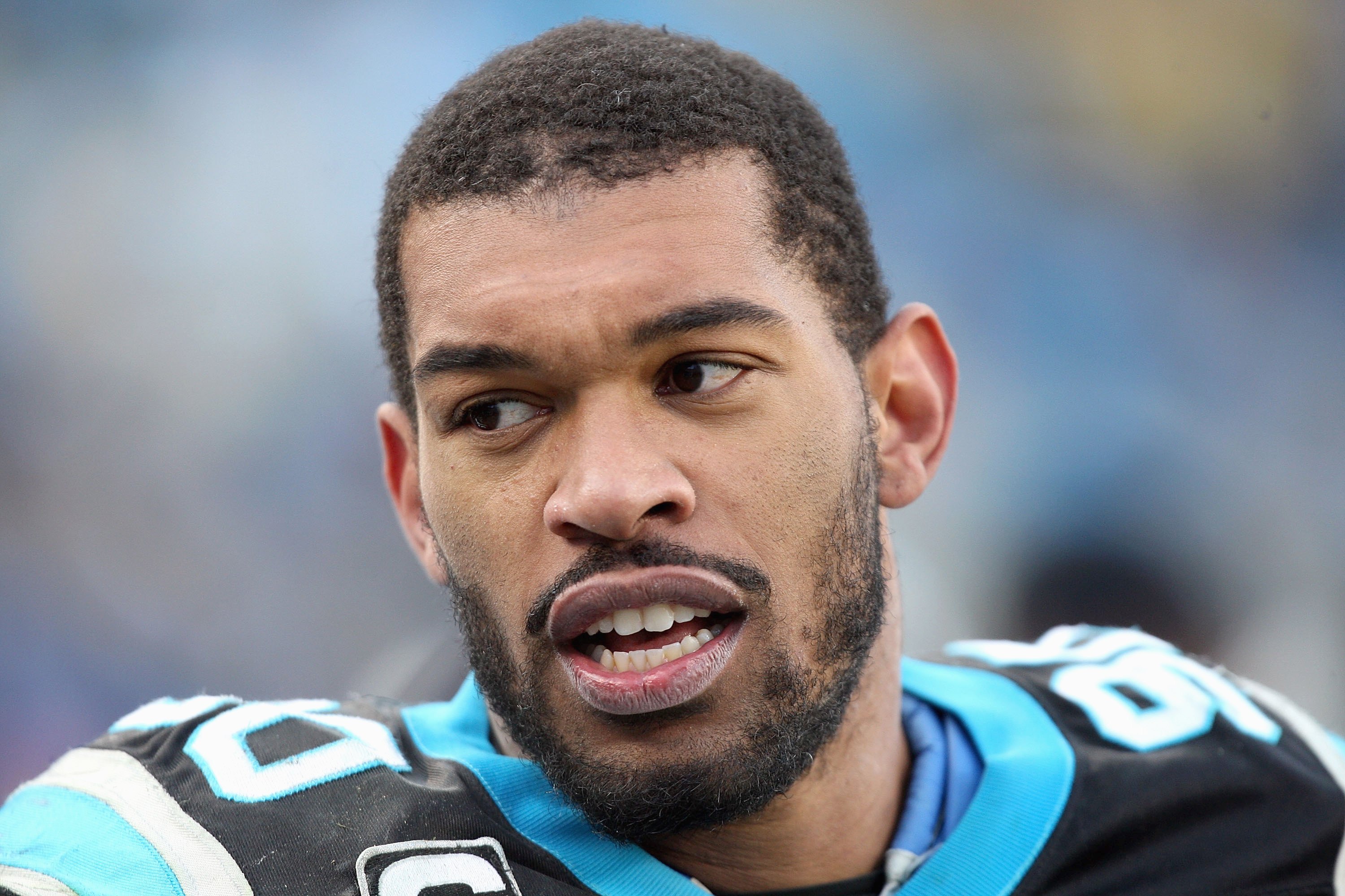 Panthers To Re-Sign DE Julius Peppers